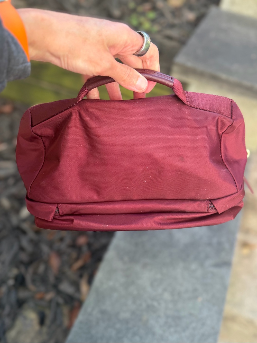 Stunning and rare Tumi Women's Burgundy Voyageur Bag with Gold Hardware - Picture 3 of 8